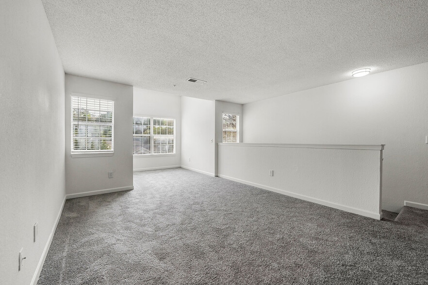 Building Photo - Eastlake Gardens