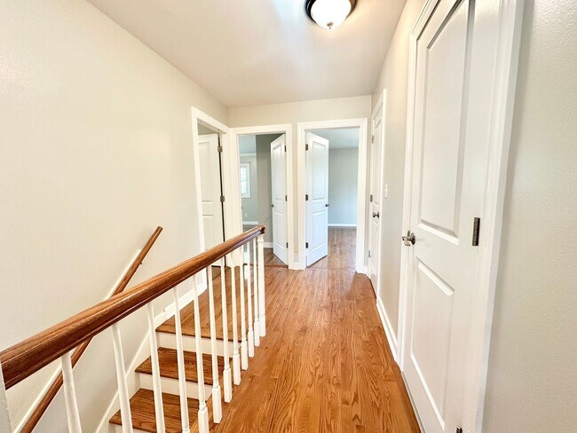 Building Photo - Desirable Mequon Home in Heart of Ville du...