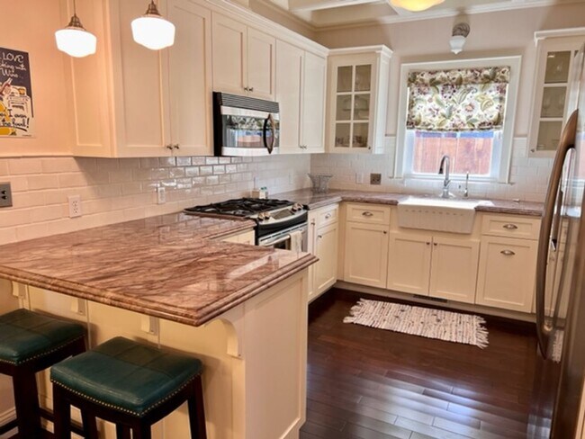 Building Photo - Historic Charm, Modern Comfort | 4BR + Den...