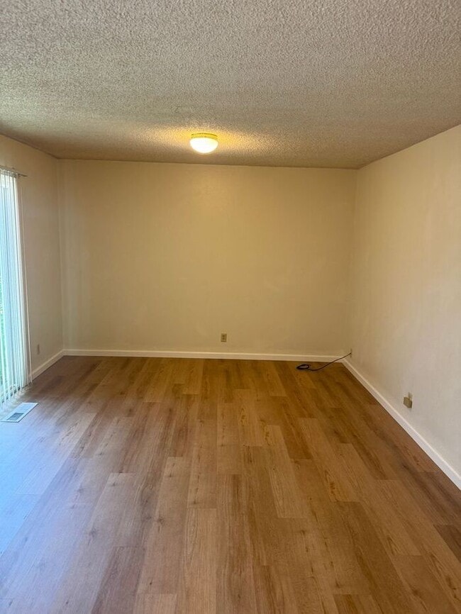 Building Photo - Beautiful 3 Bedroom 2 Bath Duplex in Castro Valley School District