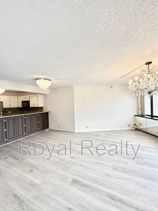 Building Photo - 555 Hahaione St