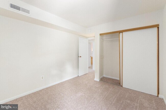 Building Photo - 5805 Royal Ridge Dr