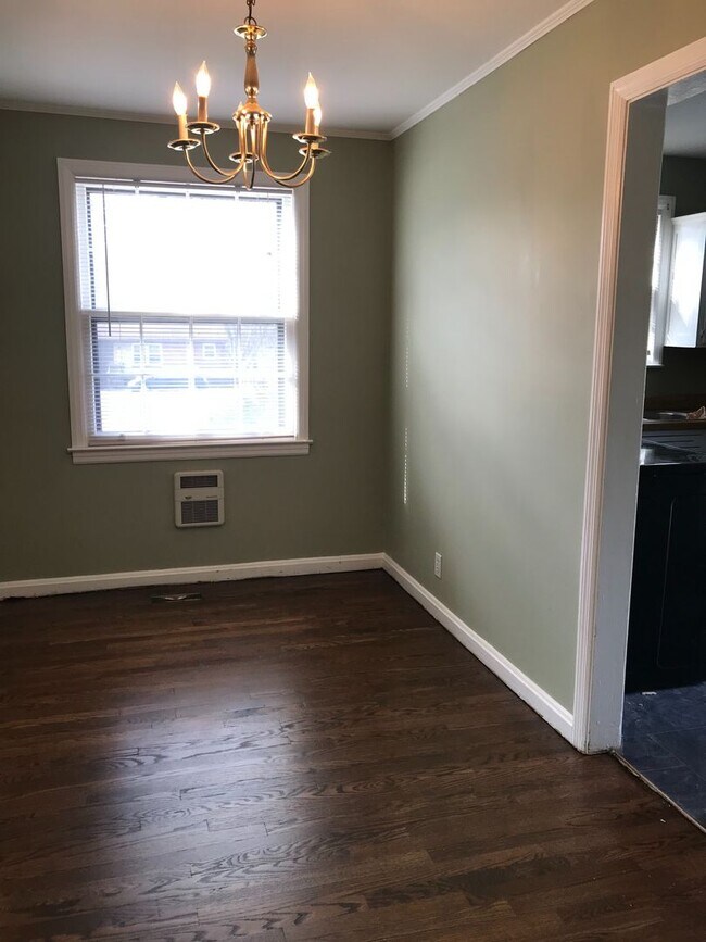 Building Photo - Adorable Donelson Cottage!