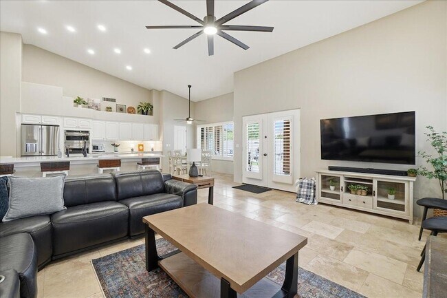 Building Photo - 1909 E Coral Tree Dr