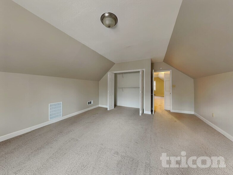 Building Photo - 605 Lake Dr SW