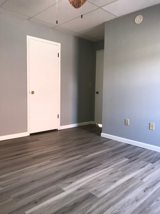 Building Photo - 1527 Meadow Spring Dr