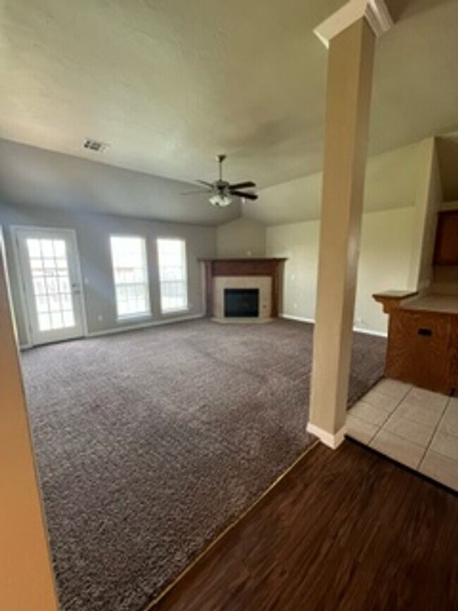 Building Photo - Convenient Location with easy access to So...