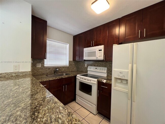 Building Photo - 8887 Fontainebleau Blvd