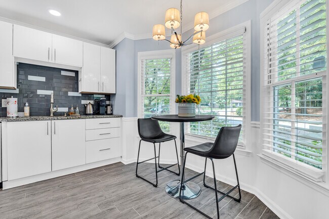 Building Photo - 586 Saint James Walk SE