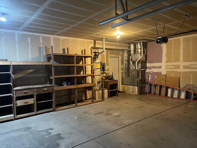Building Photo - 3br/2ba Home on corner lot