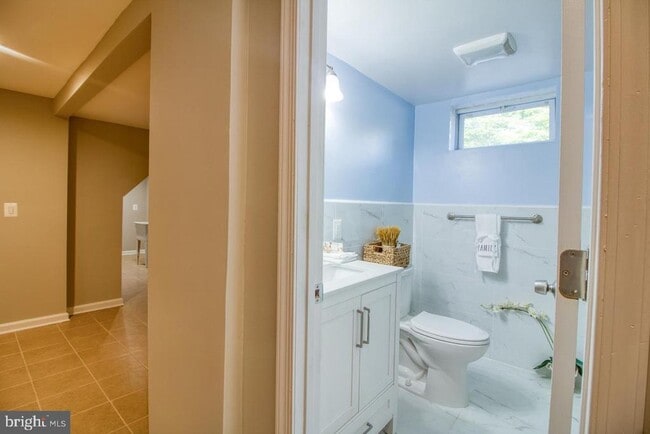 Building Photo - 9707 E Light Dr