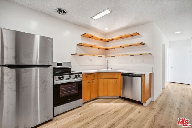 Building Photo - 9000 Clifton Wy