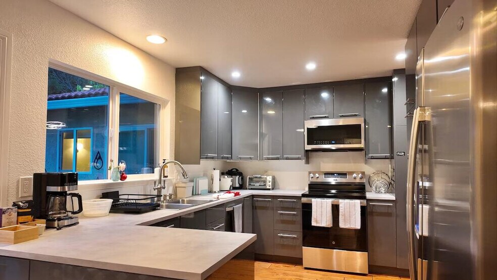 Building Photo - 6505 Skyfarm Dr