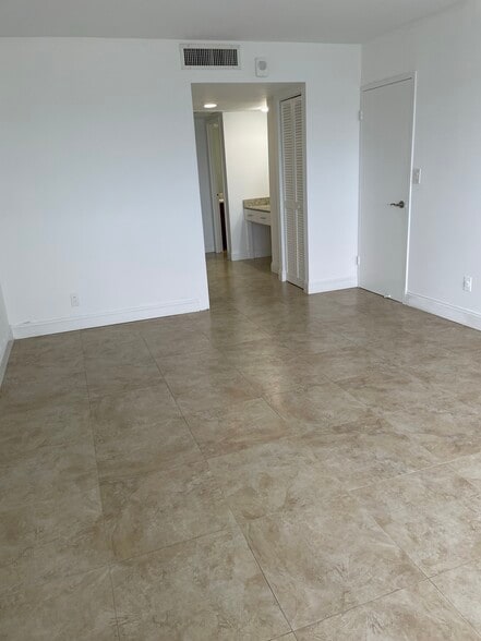 Building Photo - 3180 S Ocean Dr