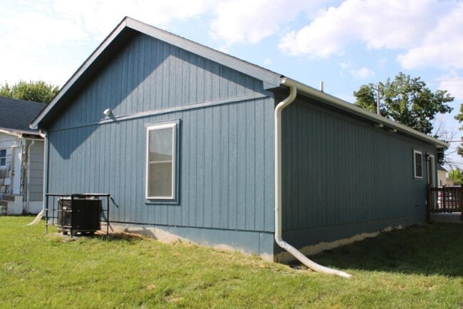 Building Photo - 305 E Short Ave