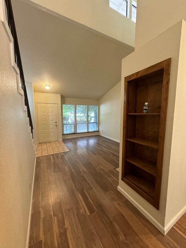 Building Photo - Beautifully spacious 3 bedroom 2 bath home...