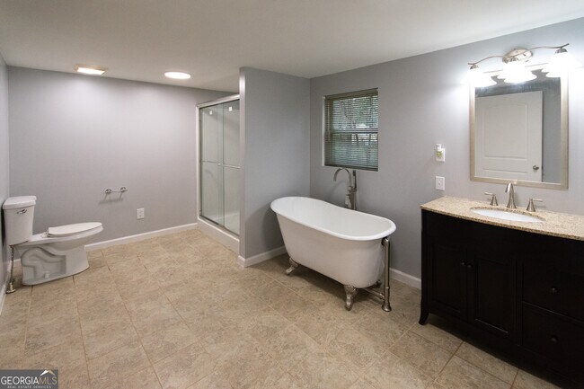 Building Photo - 7971 Roosterville Rd