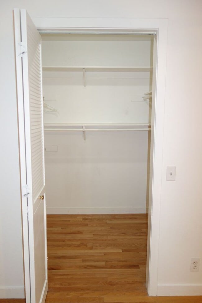 Building Photo - Charming 2 Bedroom in Heart of Downtown