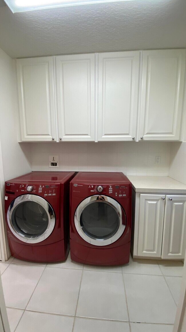 Building Photo - 3200 W Community Dr