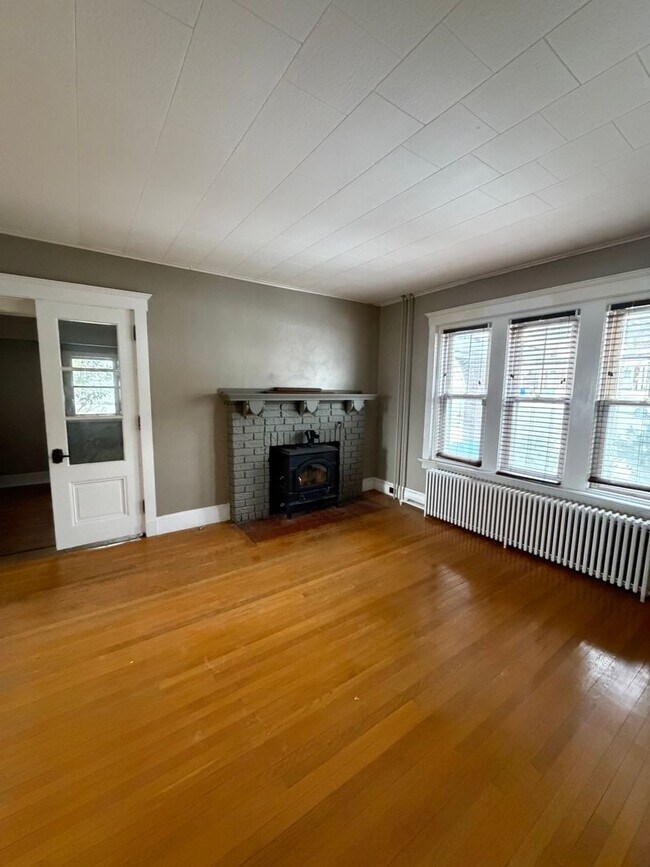 Building Photo - Gorgeous Mount Penn 4 BR/1 1/2 Bath For Rent