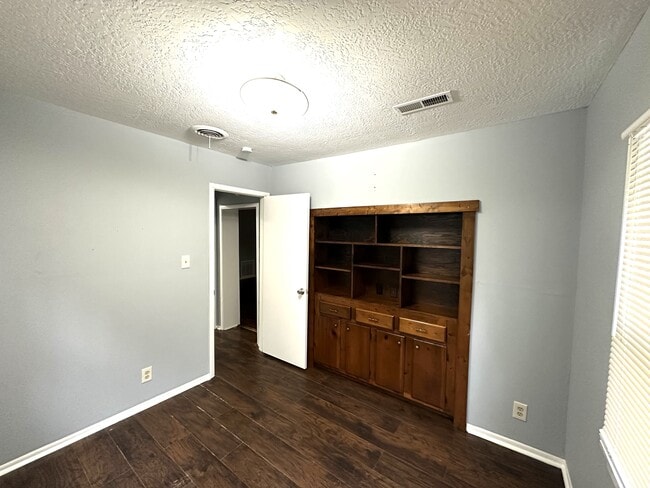 Building Photo - 8819 E Winner Rd