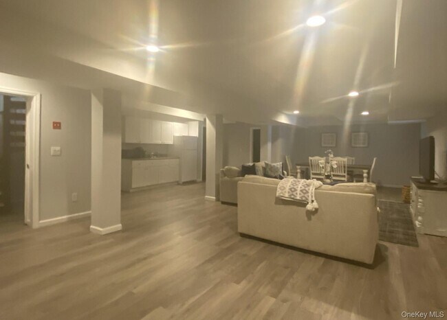 Building Photo - 5 Bay Woods Dr
