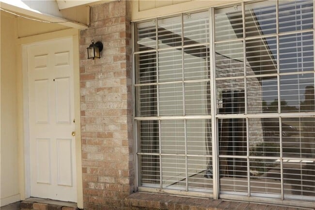 Building Photo - 4003 Stonebridge Dr