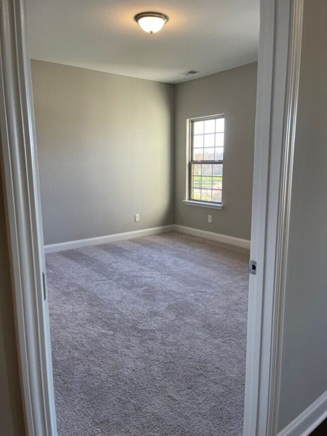 Building Photo - 3 Bedroom Townhome w/ 2 Car Garage