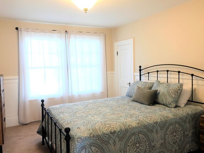 Building Photo - Windsor St-214