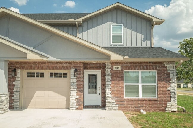 Primary Photo - Brand New 2-Bed/3-Bath Townhouse in Joplin...