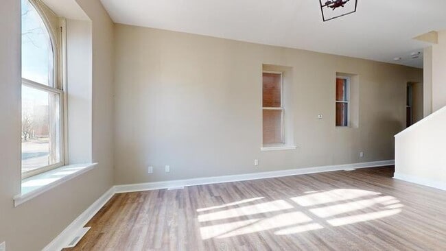 Building Photo - Renovated 4Bd 2.5 Bth Town Home Near Soula...