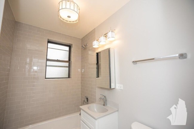 Building Photo - 817 W Lakeside Pl