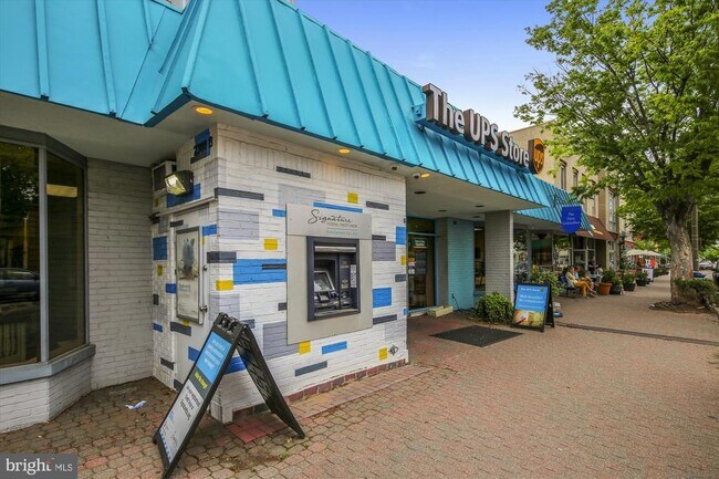 Building Photo - 409 E Raymond Ave