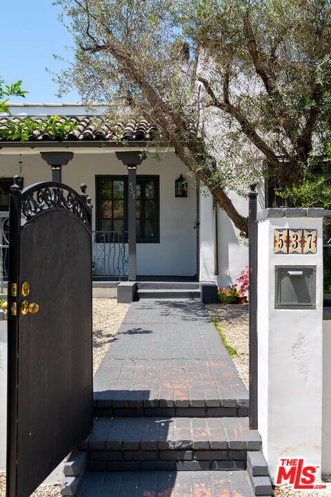 Building Photo - 537 N Poinsettia Pl