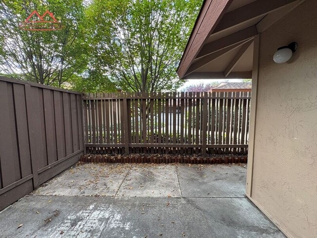 Building Photo - 236 Red Oak Dr E