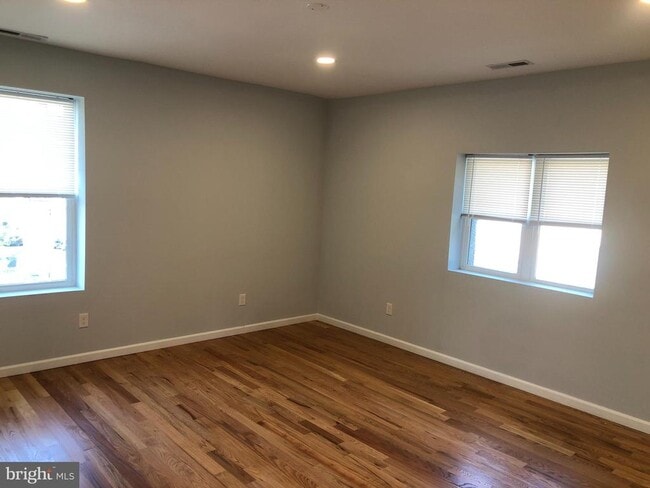 Building Photo - 441 Leverington Ave