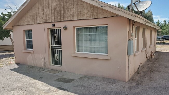 Building Photo - 2 bedroom, 1 bath Home!