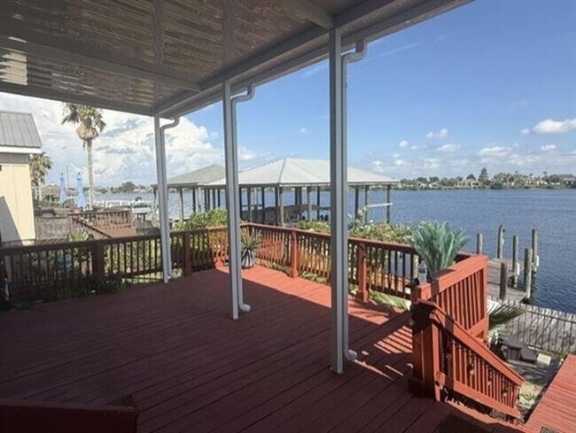 Building Photo - Beautiful and Spacious townhome in gated Clipper Estates. Three bedrooms, each with a private bat...