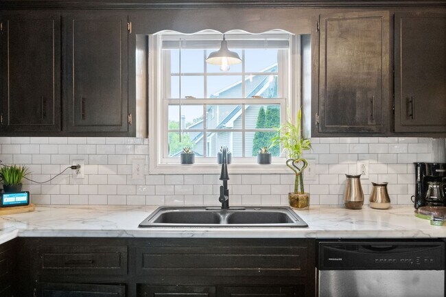 Building Photo - Lovely home in Peach Tree - Waiting for you to call home for the Holidays!