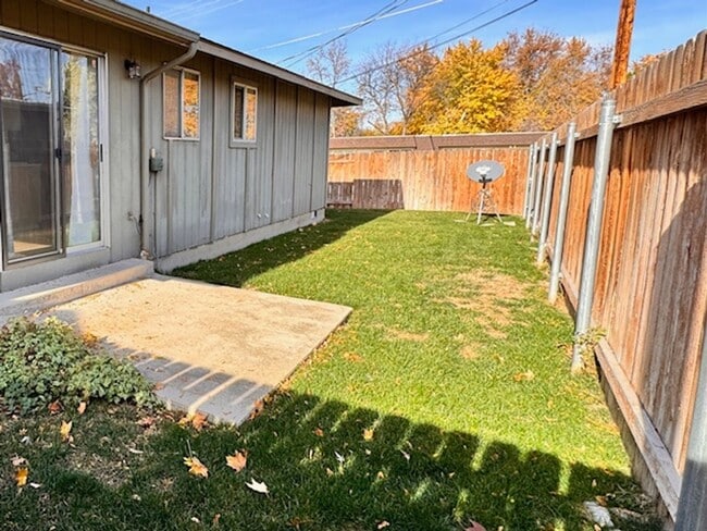 Building Photo - 2 Bedroom 1 Bathroom Duplex Located on the...