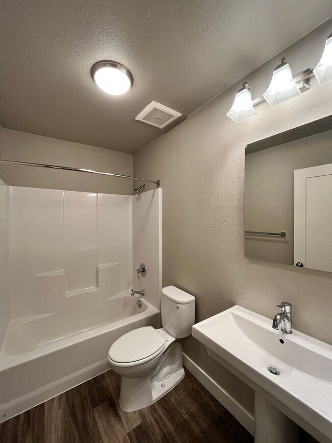 Building Photo - Large 3 Bedroom 2 Bathroom! In-Unit Washer...
