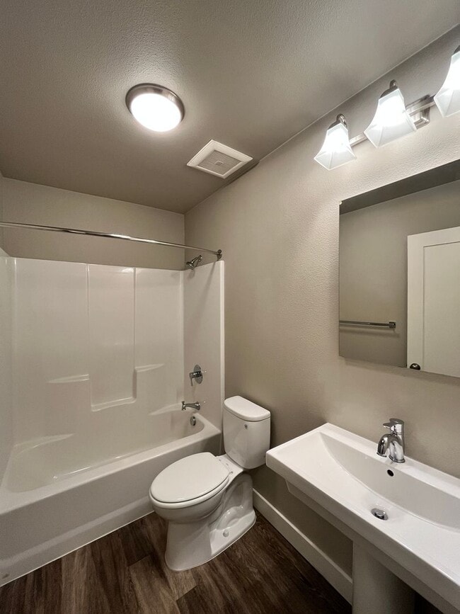 Building Photo - Stunning / Large 3 Bedroom & 2 Bath Flat! ...