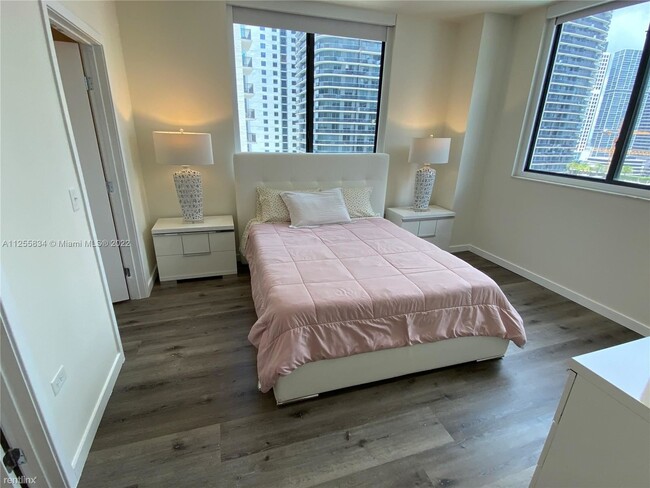 Building Photo - 2 br, 2 bath Condo - 999 SW 1st Ave Apt 1802