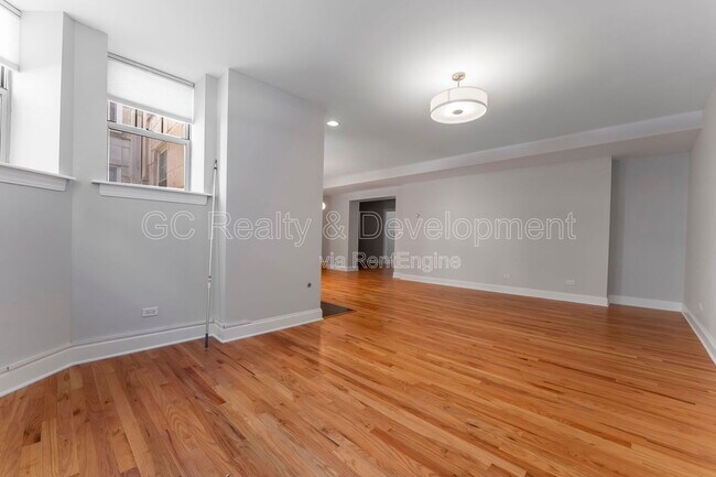 Building Photo - 816 W Sunnyside Ave