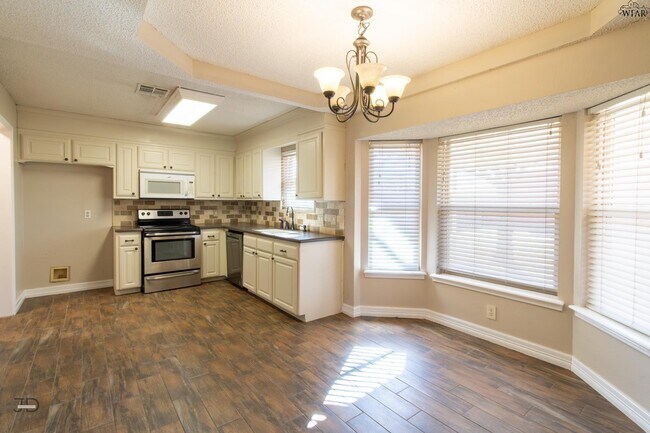 Building Photo - 505 W Coleman Ave