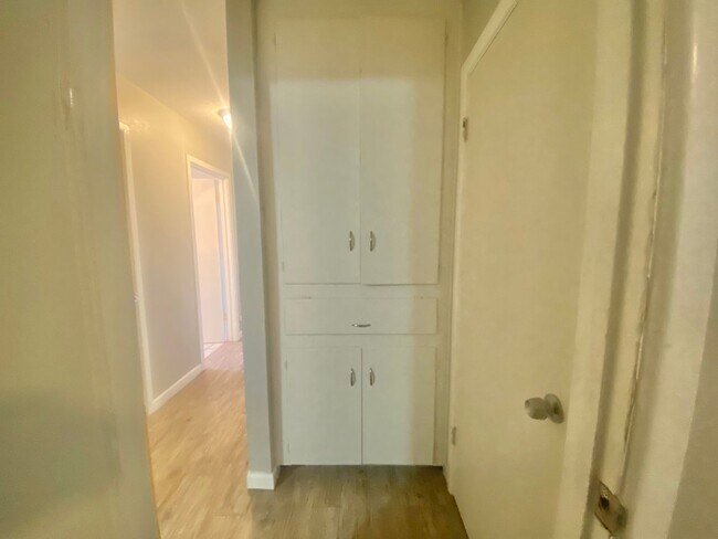 Building Photo - NOW AVAILABLE - Great 3 bedroom 2 bath nea...