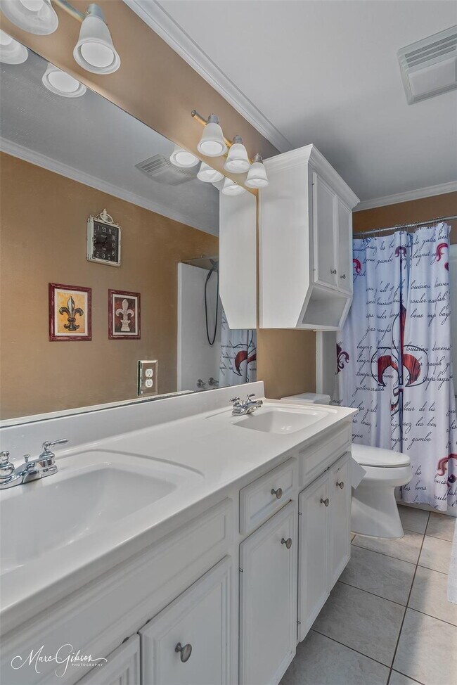 Building Photo - "Charming 3-Bed Sanctuary with Granite Countertops & Cozy Fireplace on Colonial Drive!"