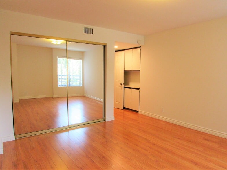 Building Photo - 1141 N Columbus Ave