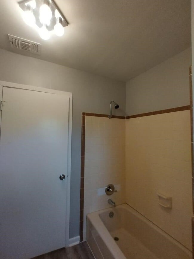 Building Photo - 1220 Walnut St