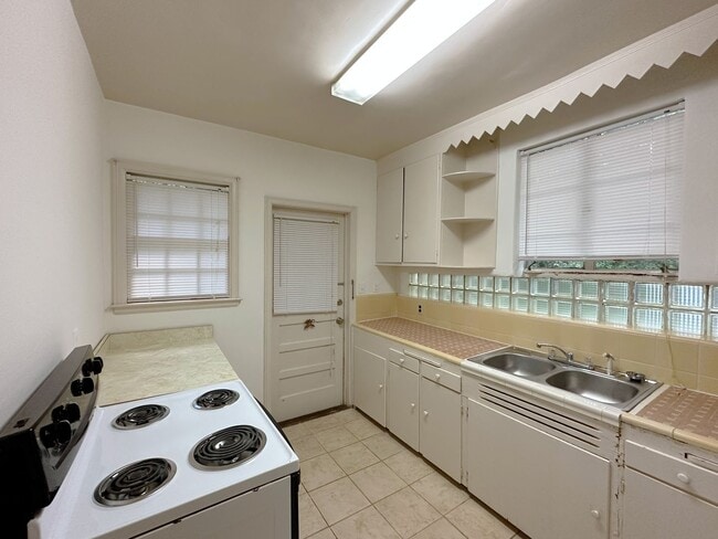 Building Photo - 3 Bedroom, 3 Bath House in Hibiscus Park -...